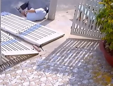 Όχι μόνο δεν κατάφερε να μπουκάρει στο σπίτι αλλά έσπασε και το πόδι του από πάνω! (βίντεο)